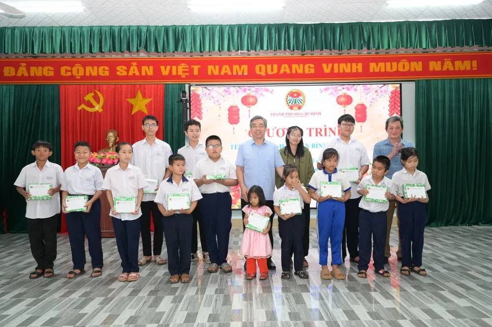 Chăm lo con em hội viên nông dân có hoàn cảnh khó khăn