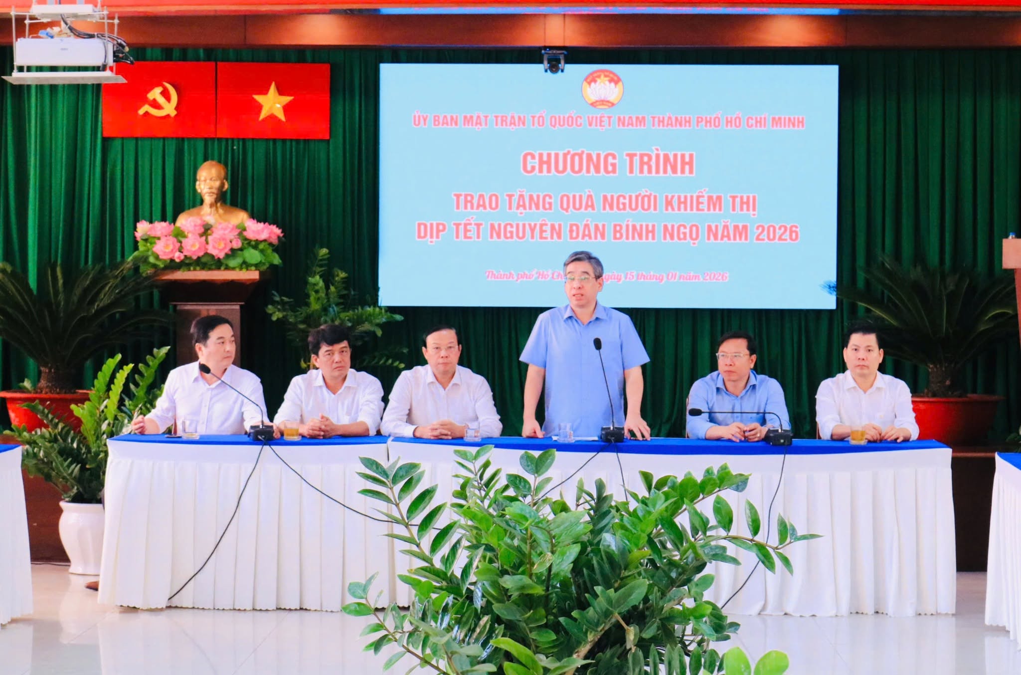 Lãnh đạo Thành phố trao quà Tết Bính Ngọ 2026 cho người khiếm thị