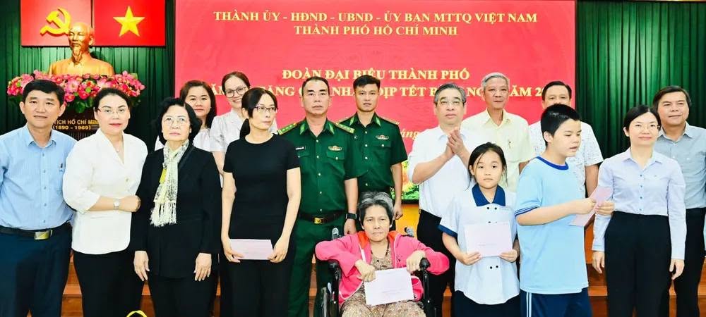 Lãnh đạo TP.HCM thăm, tặng quà Tết đến người cao tuổi, hộ nghèo