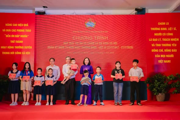 HỌP MẶT TRI ÂN, CHĂM LO NGƯỜI CÓ CÔNG VÀ GIA ĐÌNH CHÍNH SÁCH