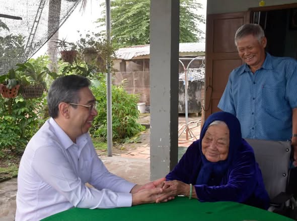 LÃNH ĐẠO TP.HCM THĂM, TRI ÂN MẸ VIỆT NAM ANH HÙNG