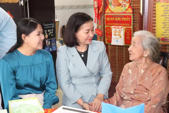 PHÓ CHỦ TỊCH THƯỜNG TRỰC ỦY BAN MTTQ VIỆT NAM TP.HỒ CHÍ MINH TRƯƠNG THỊ BÍCH HẠNH THĂM, TRI ÂN CÁC MẸ VIỆT NAM ANH HÙNG, THƯƠNG BINH NẶNG