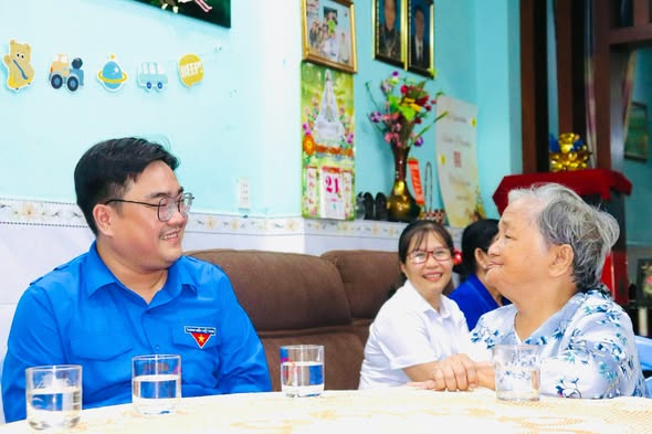 LÃNH ĐẠO ỦY BAN MTTQ VIỆT NAM THÀNH PHỐ CHÍ MINH THĂM, TRI ÂN CÁC MẸ VIỆT NAM ANH HÙNG