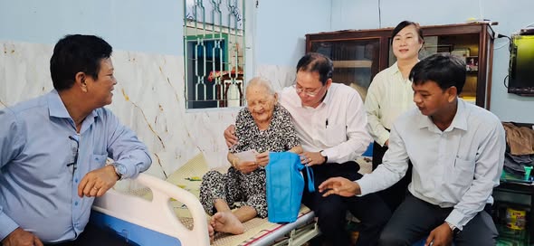 LÃNH ĐẠO ỦY BAN MTTQ VIỆT NAM TP.HỒ CHÍ MINH THĂM, TRI ÂN CÁC MẸ VIỆT NAM ANH HÙNG