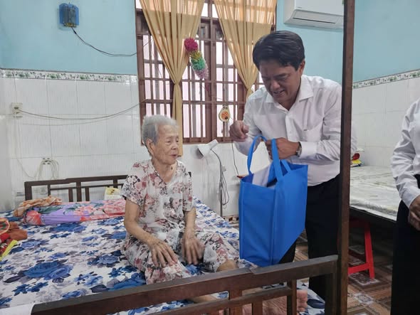 ĐỒNG CHÍ BÙI THANH NHÂN THĂM, TRI ÂN MẸ VIỆT NAM ANH HÙNG